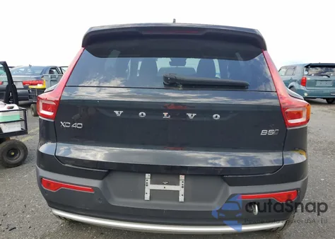 2023 Volvo Xc40 Plus z USA, uszkodzony, nr VIN YV4L12UE5P2962611